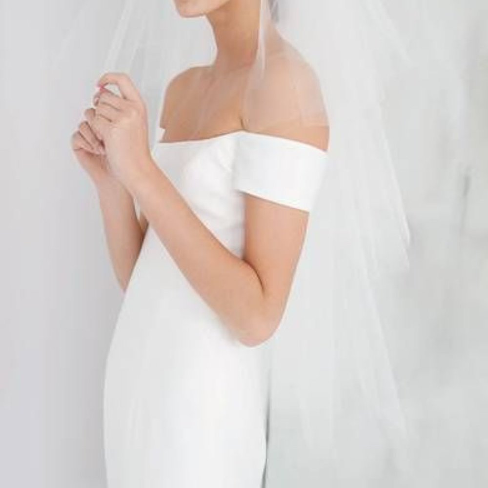 Carolina Herrera Wedding Dress - Picture 4 of 5